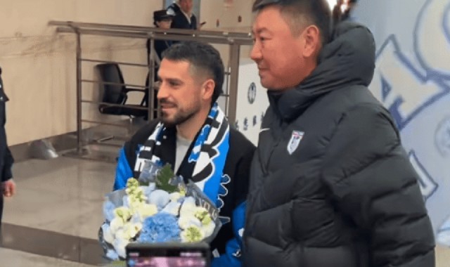 英超NBA-32岁大牌外援顶薪重返中超！引大连轰动 英博老总+上千名球迷接机