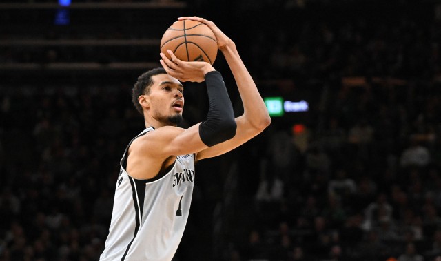 新球体育比分网-全是三分对飚~马刺雄鹿第三节外线接连发炮 文班迎射特纳打停雄鹿