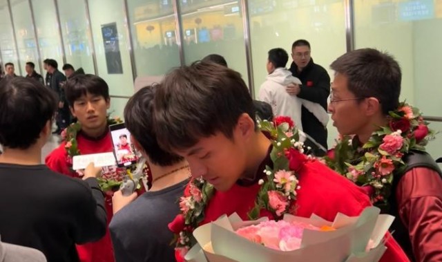 英超NBA-U23国足队员抵达大兴机场欢呼声此起彼伏，“中国队加油”响彻机场大厅，门将李昊：非常感谢所有球迷